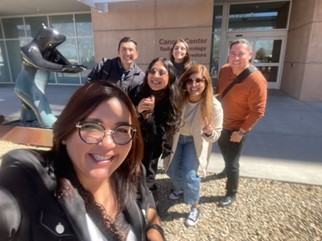 Integrantes de BATCH reunidos al aire libre